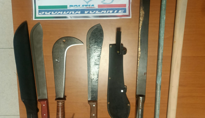Folle inseguimento tra auto in Corso Milano: a bordo rinvenuti machete, roncola e una mazza ferrata
