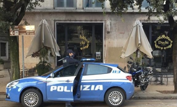 Minacciava i ragazzi con un coltello per rubargli lo smartphone: 20enne finisce in carcere