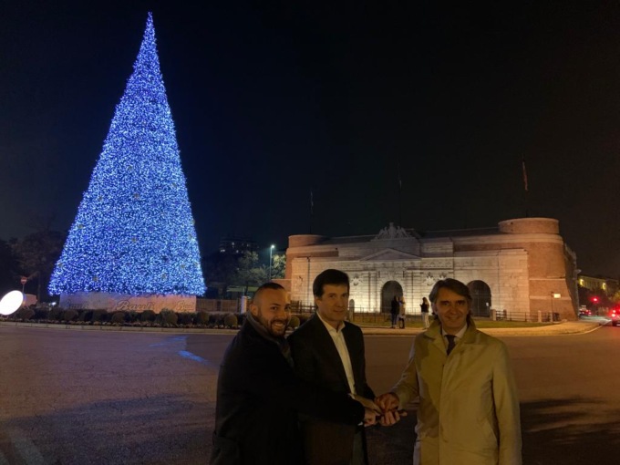Acceso a Porta Nuova il grande albero di Natale Bauli, Sboarina: “Momento atteso con gioia”