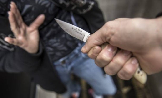 “Ciao, conosci questi locali di Peschiera?” Quello tira fuori una lama e lo accoltella