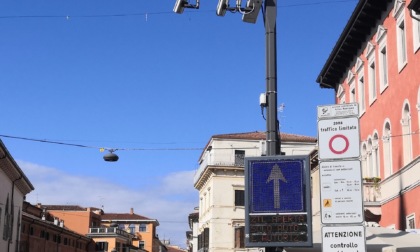 Orari Ztl e parcheggio in Piazzetta Pescheria: ordinanze prorogate
