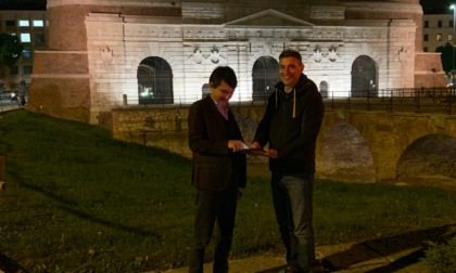 Accesa la nuova illuminazione di Porta Nuova, Zanotto: "Ora il restauro è terminato"