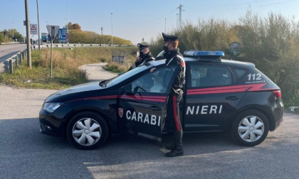 Fugge al posto di controllo e si schianta contro l’auto dei Carabinieri: pusher nei guai
