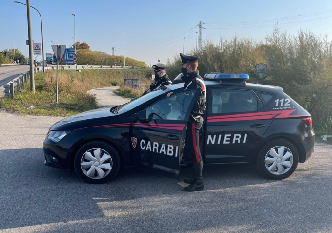 Fugge al posto di controllo e si schianta contro l’auto dei Carabinieri: pusher nei guai