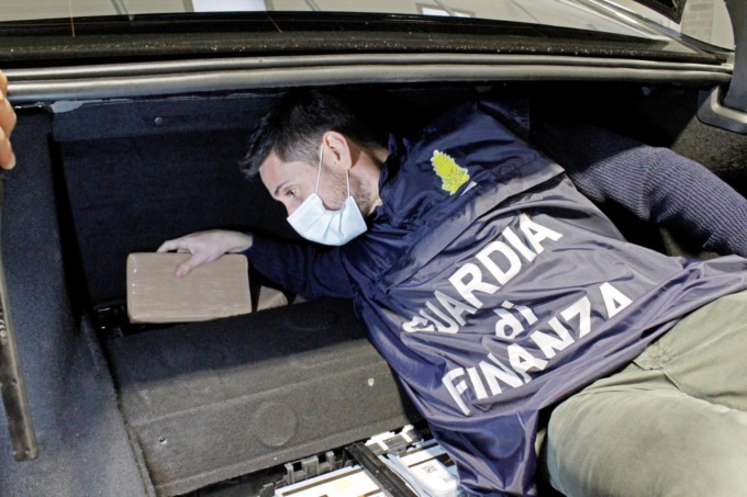 Bloccato ingente traffico di droga: arrestati 3 corrieri e sequestrati oltre 11 kg di cocaina
