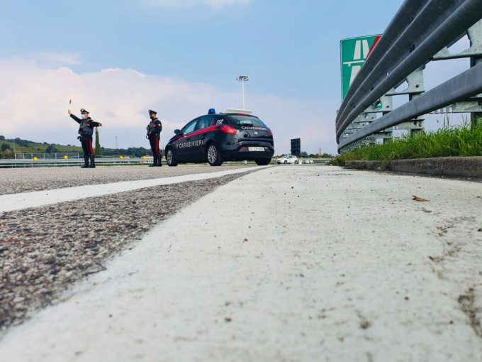 Tradito da un televisore nel suo rifugio abusivo, braccato dai Carabinieri nella fuga perde un etto di hashish