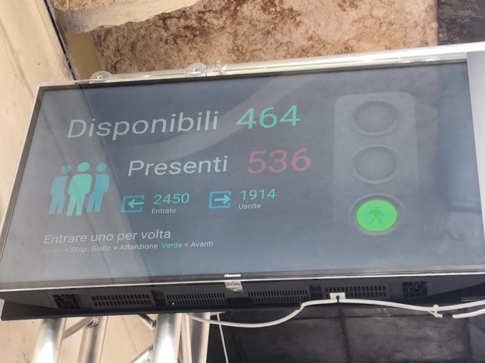 Mercatini di Natale, niente assembramenti: accessi controllati grazie al semaforo anti folla