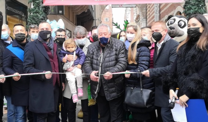 Mercatini di Natale a Verona, il video del taglio del nastro e le foto dei banchetti