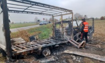 Si lancia dal furgone in fiamme per salvarsi ma viene travolto da un’auto: morto 37enne