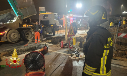 Si rompe grossa tubazione del metano, vigili del fuoco in azione a Borgo Roma
