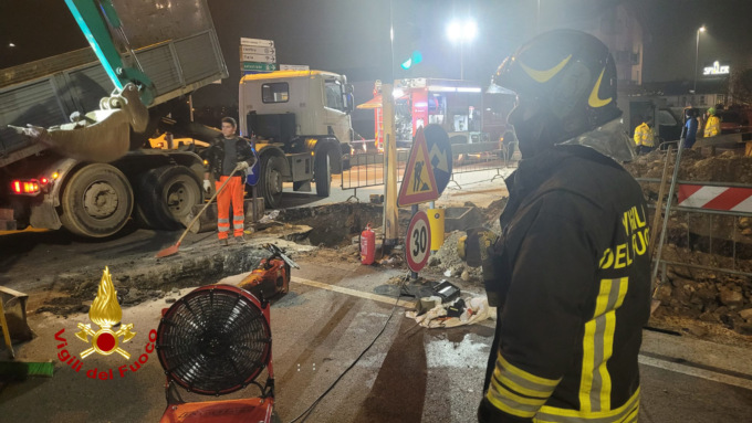 Si rompe grossa tubazione del metano, vigili del fuoco in azione a Borgo Roma