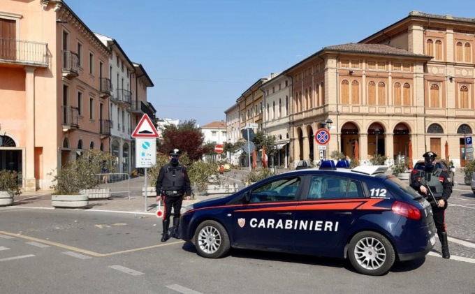 Rubano alcuni capi d’abbigliamento, li nascondono nel passeggino e tentano la fuga