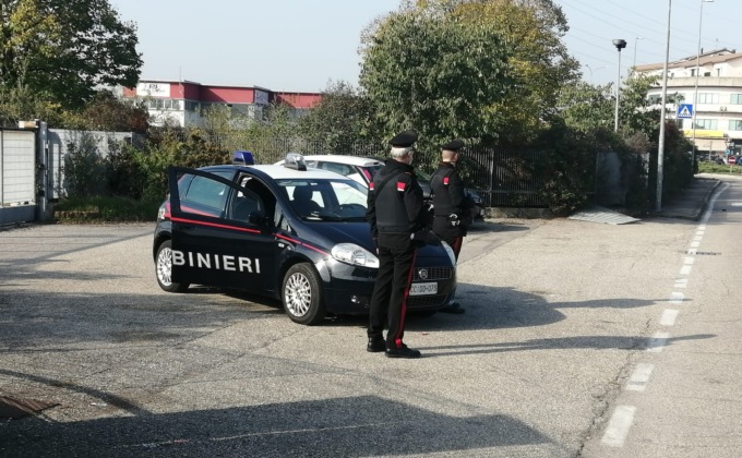 Sorprende i ladri che stanno scassinando la porta del vicino: “Entra dentro”. Lui va e li fa arrestare
