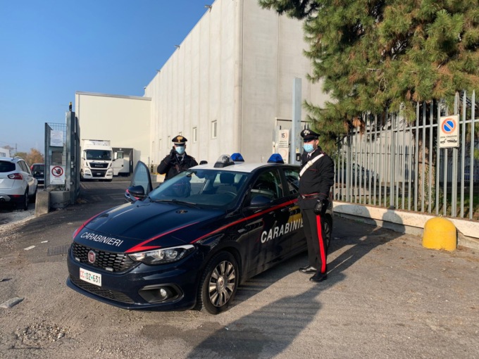 Dipendente infedele ruba la frutta con l’aiuto di due complici: ammanco per 2300 euro