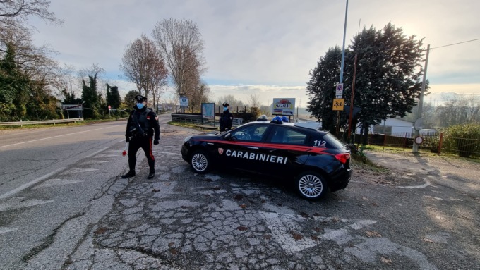 Smonta pezzi di auto in una carrozzeria ma viene scoperto, ha tentato la fuga
