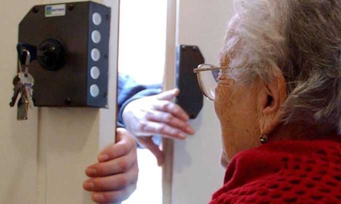 Si finge un avvocato e cerca di raggirare un’anziana, la figlia torna a casa in tempo e la salva da un truffatore 17enne