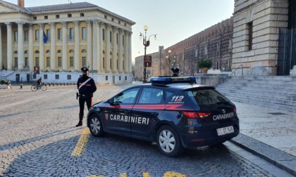 Consegna spontaneamente pochi grammi di hashish... il resto era nascosto negli slip