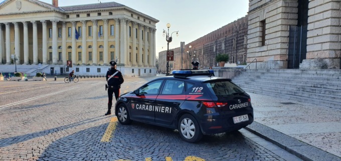 Consegna spontaneamente pochi grammi di hashish… il resto era nascosto negli slip