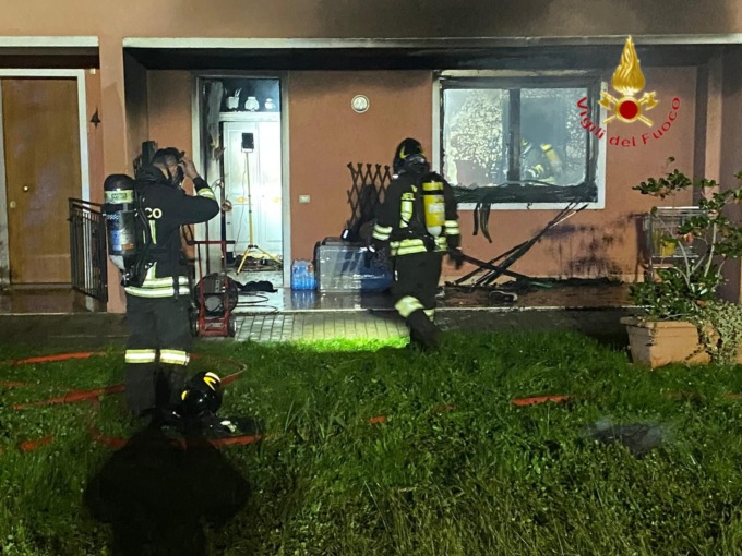 Fiamme nel cuore della notte nell’appartamento: famiglia rimane senza casa