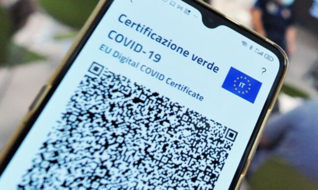 Sul green pass c’è il nome di un altro: la Polizia locale scopre che lo smartphone era stato rubato