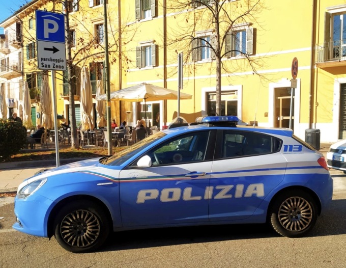 Rubano dalla cassa di un bar in piena notte: fermati con le tasche piene di soldi