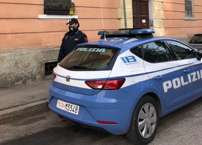 Stringe le mani al collo della compagna: 31enne arrestato mentre tenta la fuga