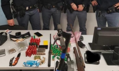 Scoperti garage con bici, armi, munizioni e droga: 3 giovani arrestati