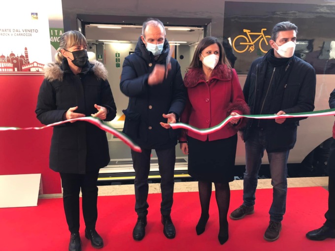 Inaugurato a Verona un nuovo treno Rock con 725 posti a sedere
