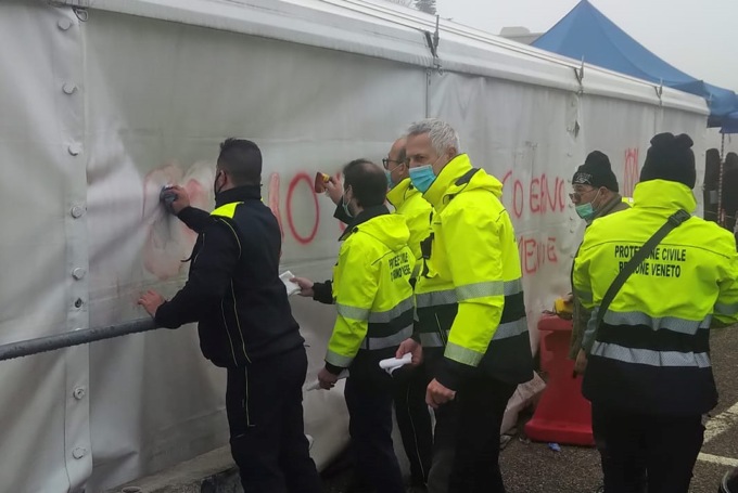 Centro vaccinale Bussolengo imbrattato dai no vax: Protezione Civile elimina le scritte
