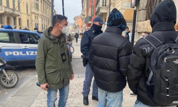 Divieto di accesso ai locali per la gang di giovani che picchiava i coetanei per rubare i cellulari