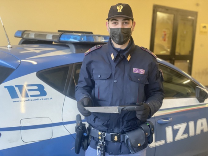 Punta il coltello alla gola della compagna e aggredisce gli agenti intervenuti