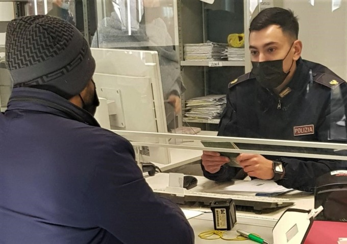 Si presenta all’ Ufficio Immigrazione ma era destinatario di un mandato di arresto europeo