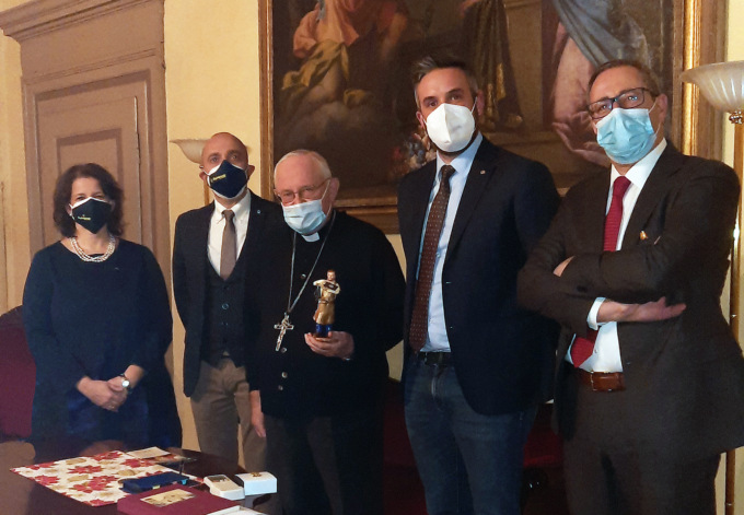 Imprenditore con computer diventa statuina del presepe, consegnata al Vescovo Zenti