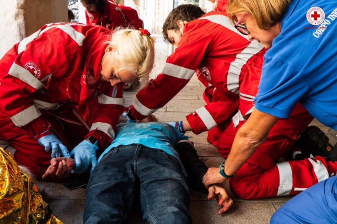 Malore in strada, soccorso dai passanti che gli praticano un massaggio cardiaco guidati dagli operatori del 118
