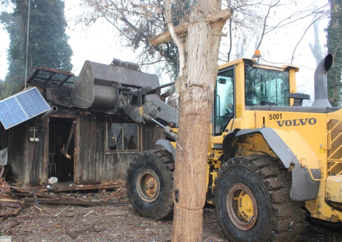 Sgombero al Boschetto: abbattuta struttura in legno abbandonata, ripulita area dai rifiuti