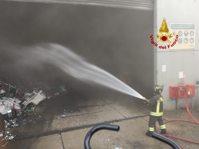 Incendio in un’azienda di Angiari: in fiamme rifiuti di apparecchiature elettroniche