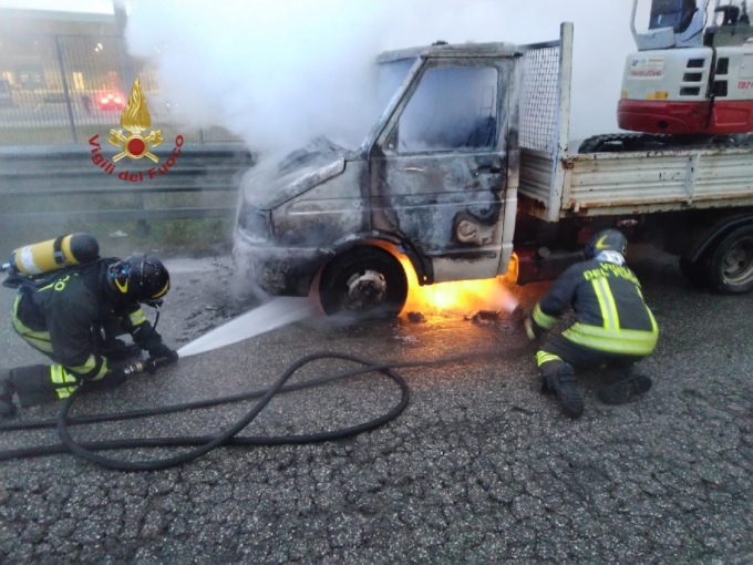 Camioncino in fiamme in tangenziale: rallentamenti al traffico
