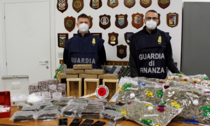 Supermarket della droga nel bungalow: sequestrati 46,5 chili, arrestate due persone