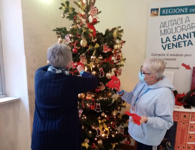 Un albero di Natale per gli operatori dell’ospedale Orlandi