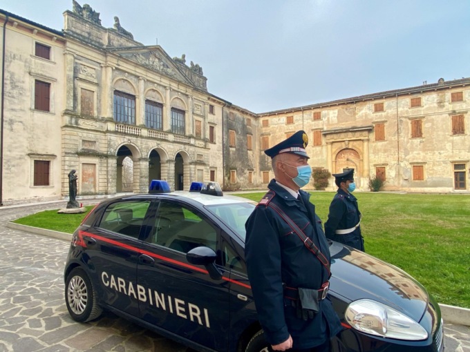 Spaccia stupefacenti durante il periodo di affidamento in prova al servizio sociale