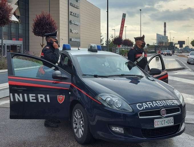 Sfonda la vetrina del negozio in piena notte per rubare smartphones ma viene notato da un passante
