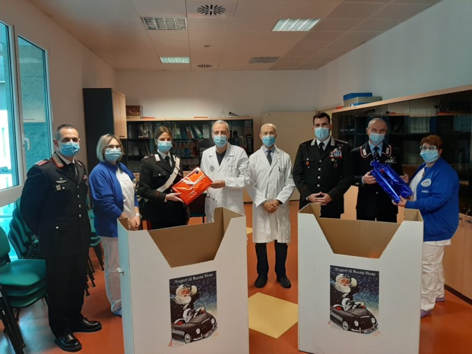 Carabinieri portano doni ai bimbi del reparto pediatrico dell’Ospedale “Fracastoro”