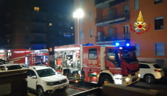 Incendio nello scantinato del condominio: anziana disabile salvata dai pompieri