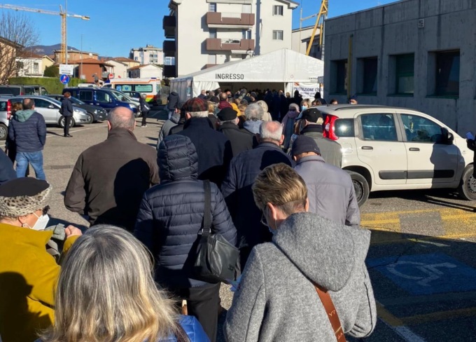 Terza dose, Spi Cgil Verona: “Inaccettabili code di anziani al freddo”