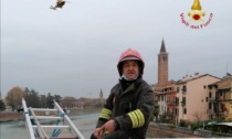 Ragazzino cade nell'Adige, il video dei soccorsi per trarlo in salvo