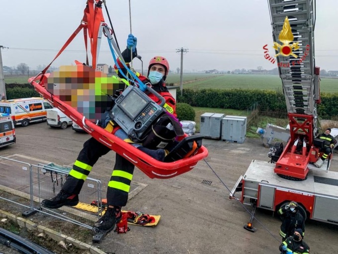 Operaio cade da 4 metri di altezza in un bacino in costruzione: recuperato dai pompieri