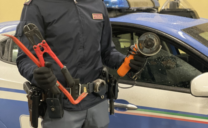 Alla mattina si presenta in Questura, nel pomeriggio lo scoprono a rubare in una casa