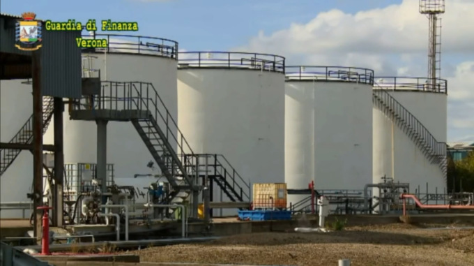 Frode fiscale nel commercio di prodotti petroliferi: sequestri per oltre 20 milioni