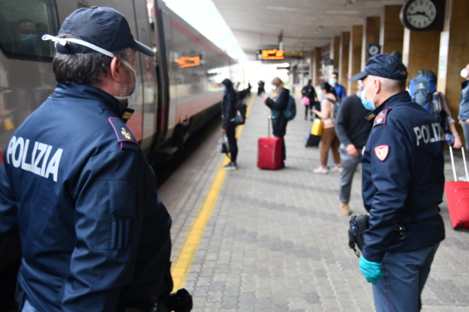 Intensificati i controlli nelle stazioni e a bordo treno: 2 arrestati e 15 indagati