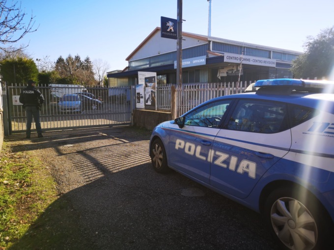 Ruba due smartphone in una concessionaria nel cuore della notte: 28enne nei guai